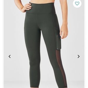 Fabletics Mila Pocket Capri NWT Size Small